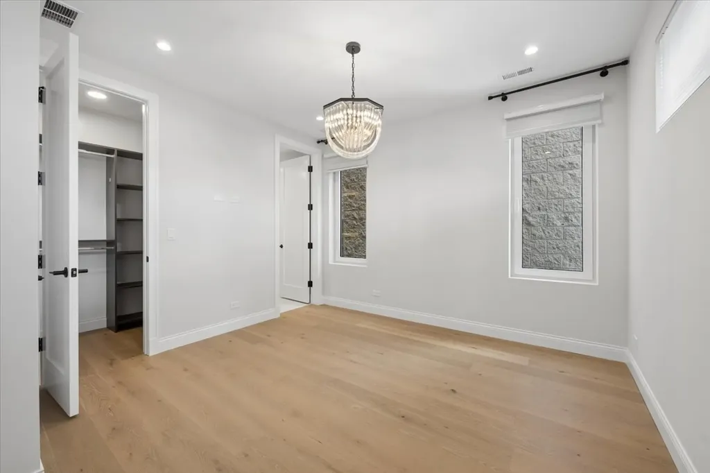 3739 North Clifton Avenue Chicago IL 60613
