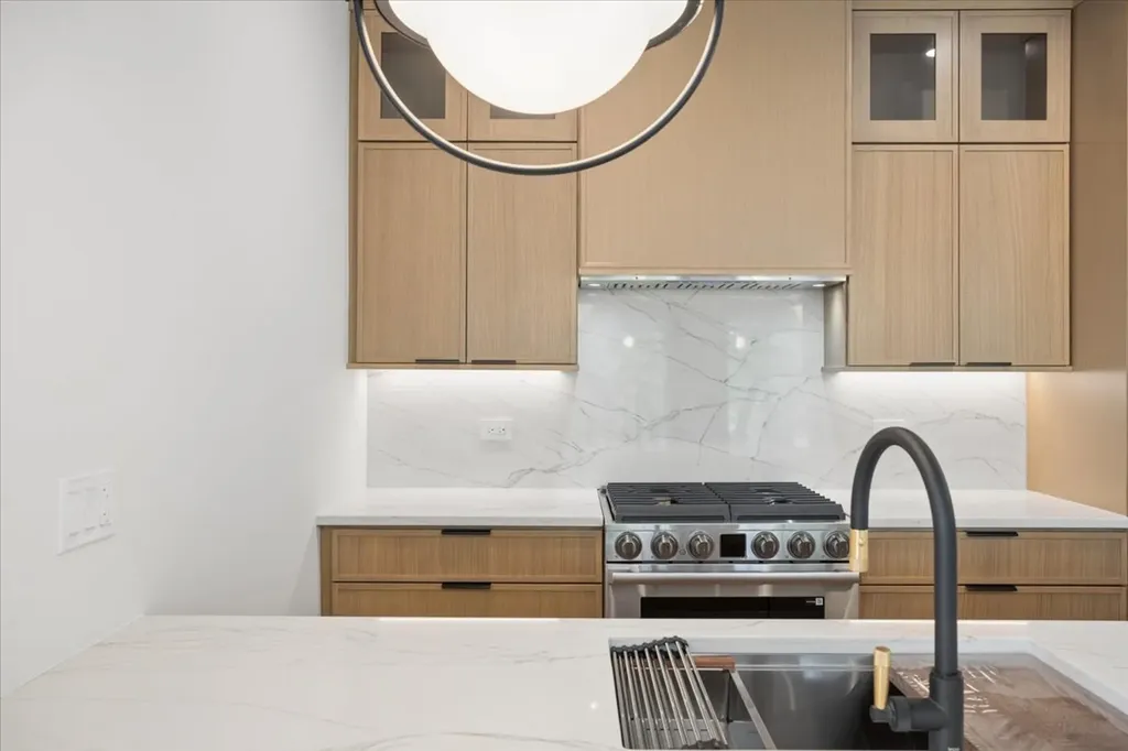3739 North Clifton Avenue Chicago IL 60613