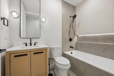 3739 North Clifton Avenue Chicago IL 60613