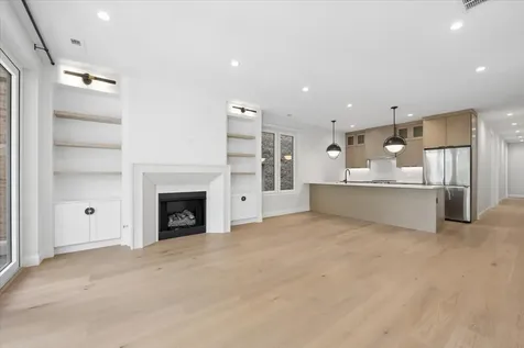 3739 North Clifton Avenue Chicago IL 60613