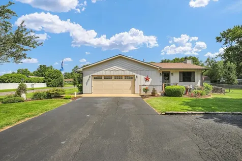102 Sharon Drive Mahomet IL 61853