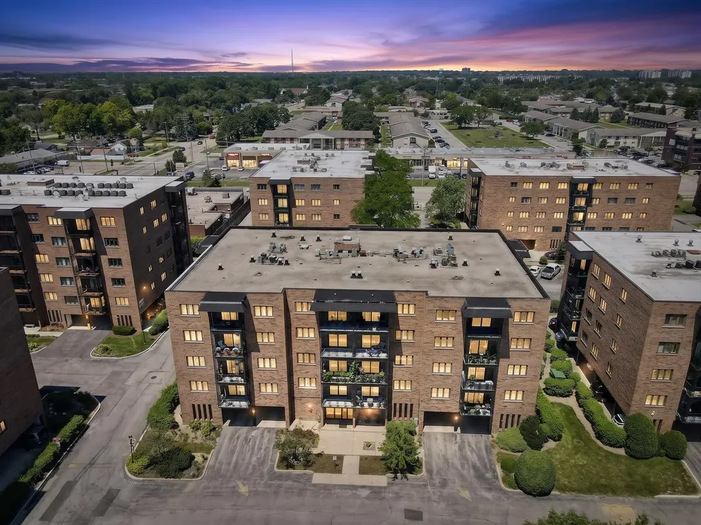 9374 Landings Street Des Plaines IL 60016