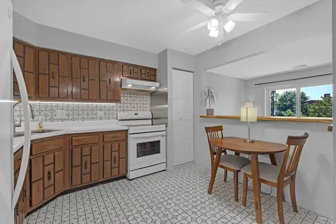 9374 Landings Street Des Plaines IL 60016