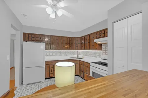 9374 Landings Street Des Plaines IL 60016