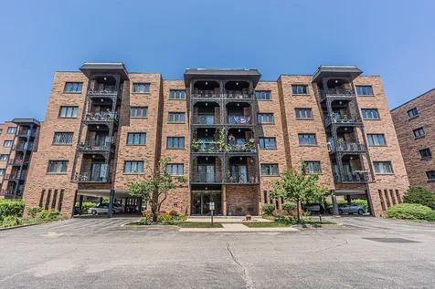 9374 Landings Street Des Plaines IL 60016