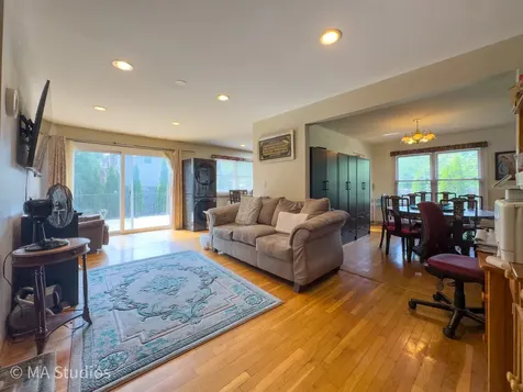1100 South Cherrywood Drive S Mount Prospect IL 60056