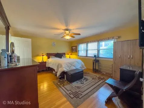 1100 South Cherrywood Drive S Mount Prospect IL 60056