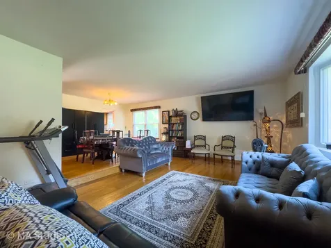 1100 South Cherrywood Drive S Mount Prospect IL 60056