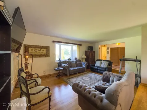 1100 South Cherrywood Drive S Mount Prospect IL 60056