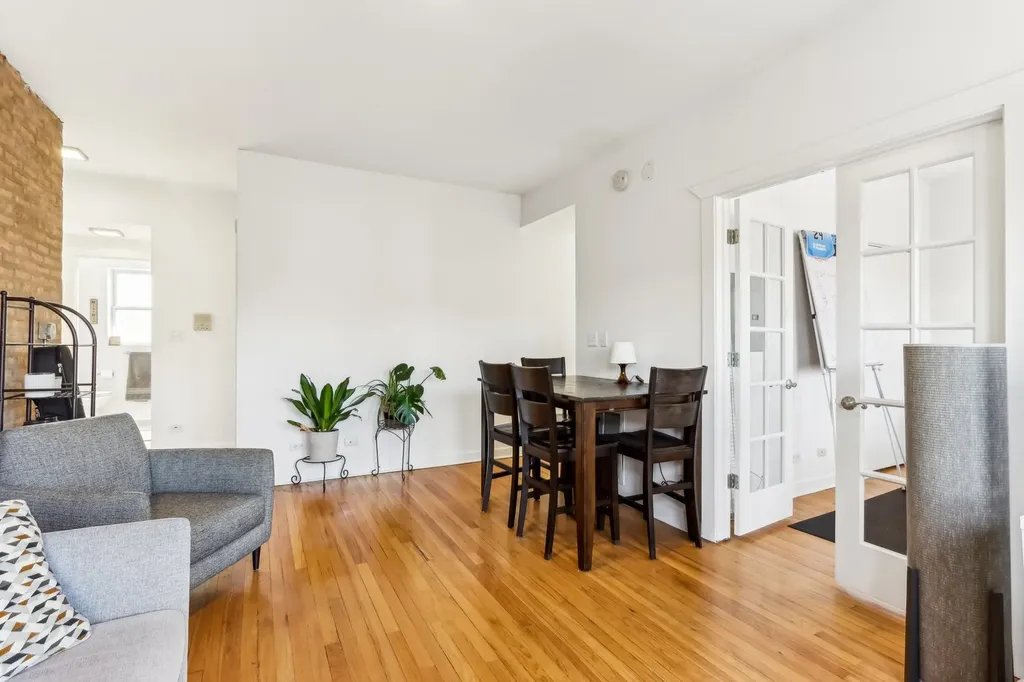 2609 West Gunnison Street Chicago IL 60625