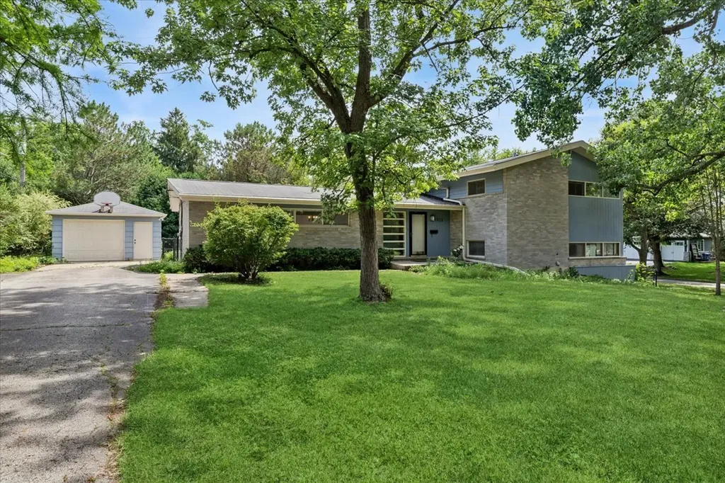 1958 Castlewood Road Highland Park IL 60035