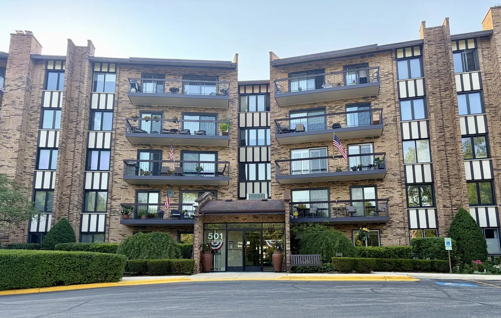 501 Lake Hinsdale Drive Willowbrook IL 60527