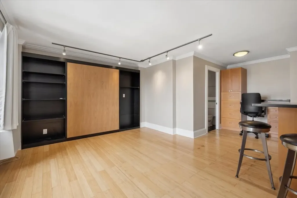 2909 North Sheridan Road Chicago IL 60657