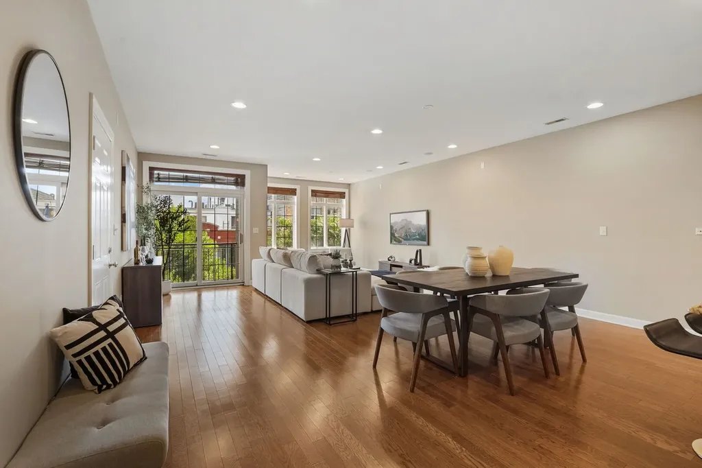 2936 North Lincoln Avenue Chicago IL 60657