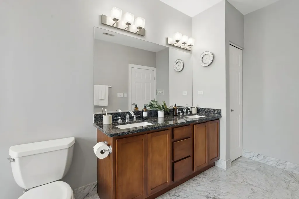 2936 North Lincoln Avenue Chicago IL 60657
