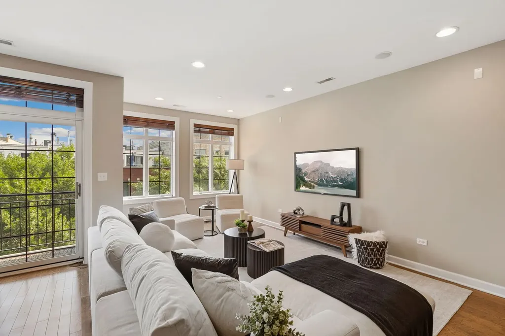 2936 North Lincoln Avenue Chicago IL 60657