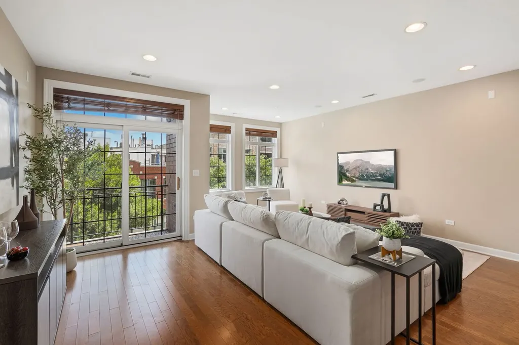 2936 North Lincoln Avenue Chicago IL 60657