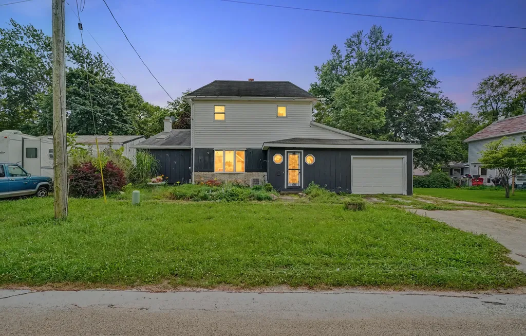 105 West Maple Street Roberts IL 60962