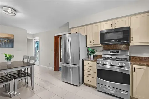 1916 Ash Court Aurora IL 60506