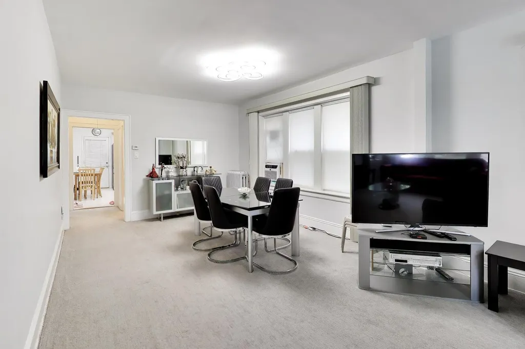 6718 North Campbell Avenue Chicago IL 60645