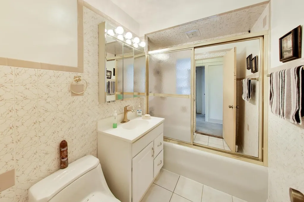 6718 North Campbell Avenue Chicago IL 60645
