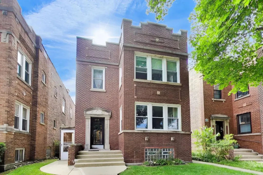 6718 North Campbell Avenue Chicago IL 60645