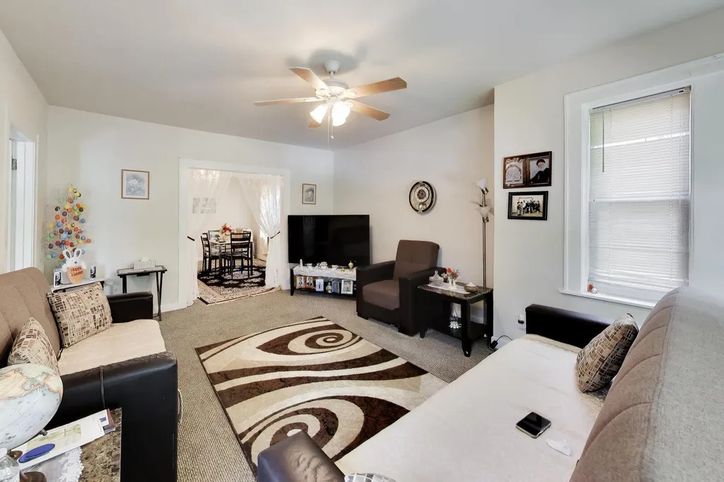 6718 North Campbell Avenue Chicago IL 60645