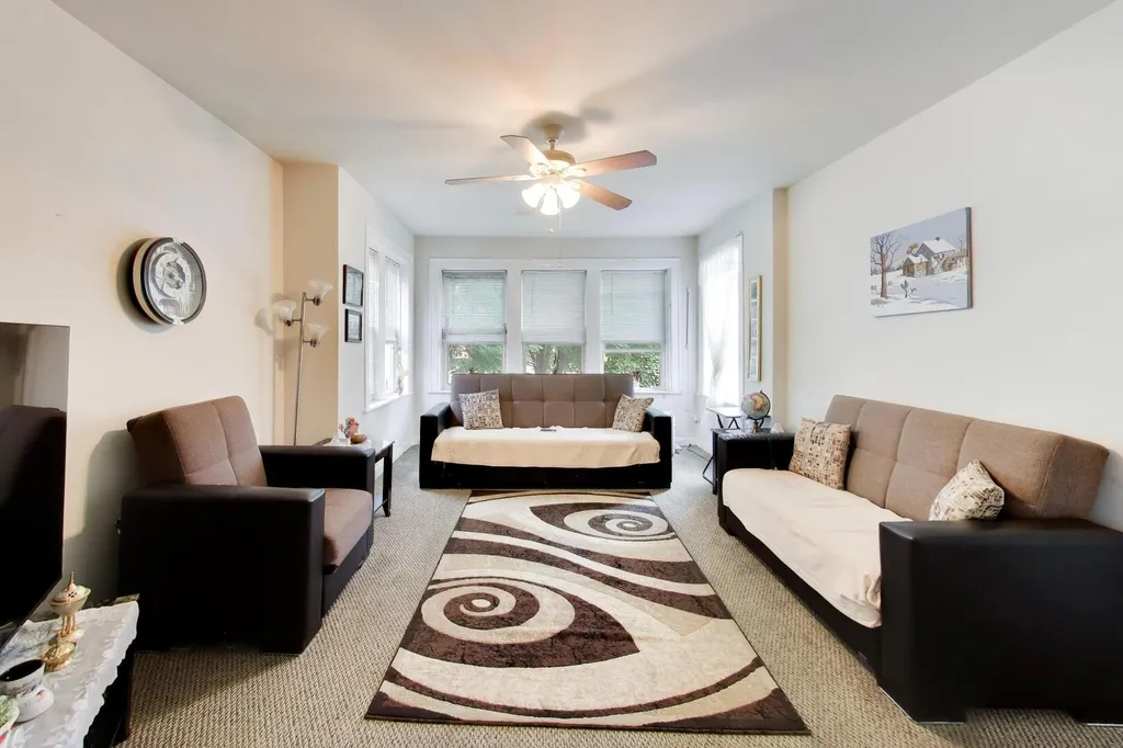 6718 North Campbell Avenue Chicago IL 60645