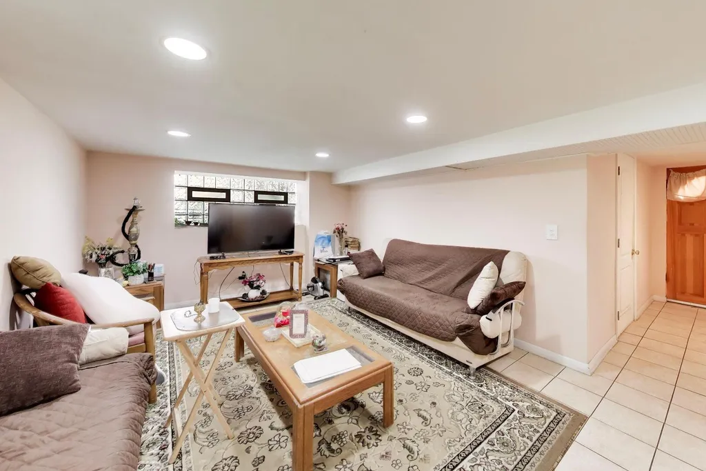 6718 North Campbell Avenue Chicago IL 60645
