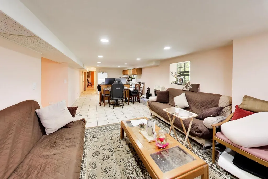 6718 North Campbell Avenue Chicago IL 60645