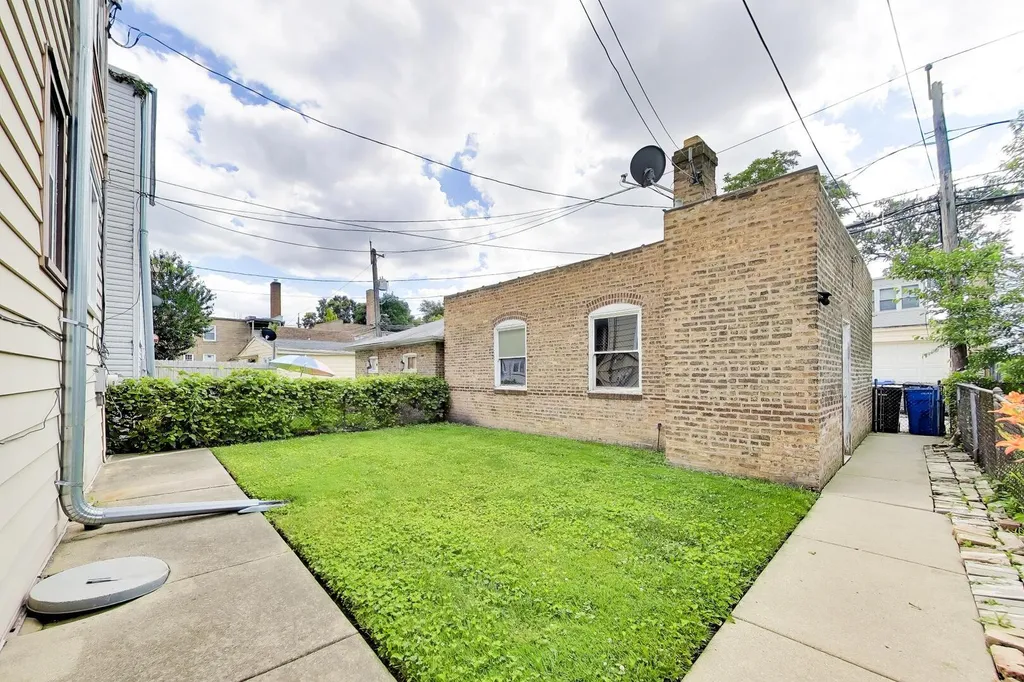 6718 North Campbell Avenue Chicago IL 60645