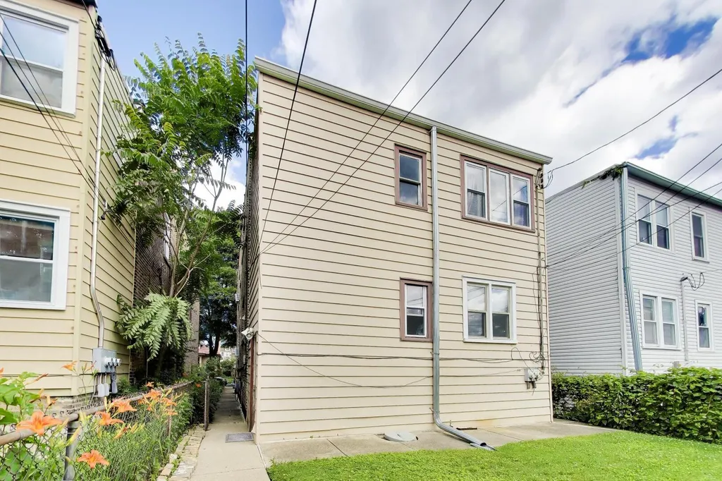 6718 North Campbell Avenue Chicago IL 60645