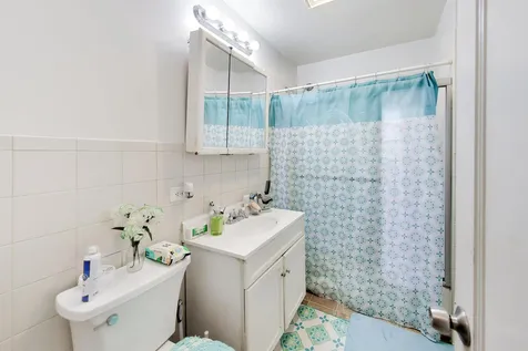 6718 North Campbell Avenue Chicago IL 60645