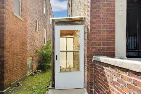 6718 North Campbell Avenue Chicago IL 60645