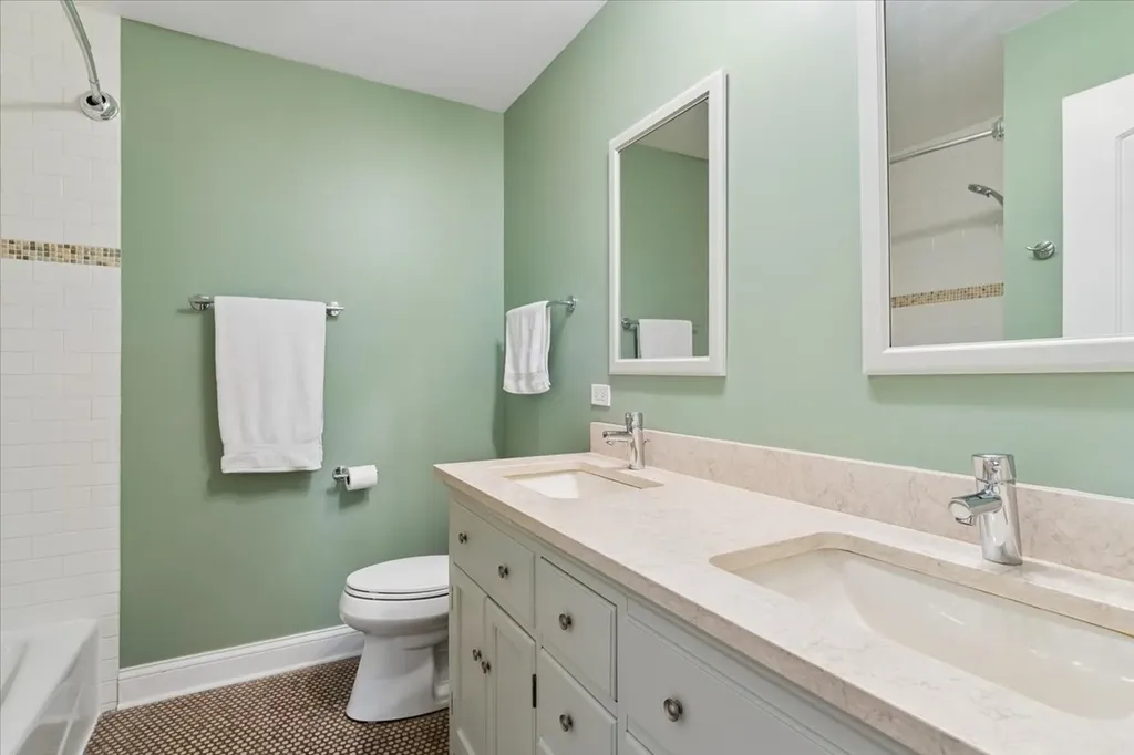 6940 North Mendota Avenue Chicago IL 60646