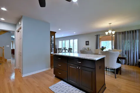 823 Milbeck Avenue Elk Grove Village IL 60007