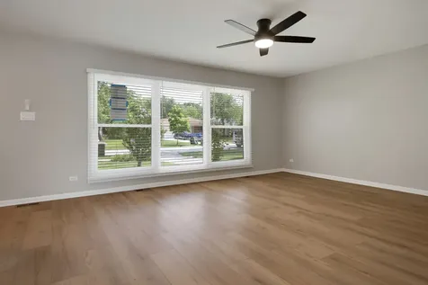 1060 Warwick Lane Elk Grove Village IL 60007