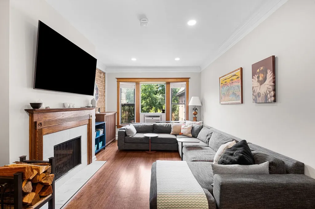 3749 North Pine Grove Avenue Chicago IL 60613