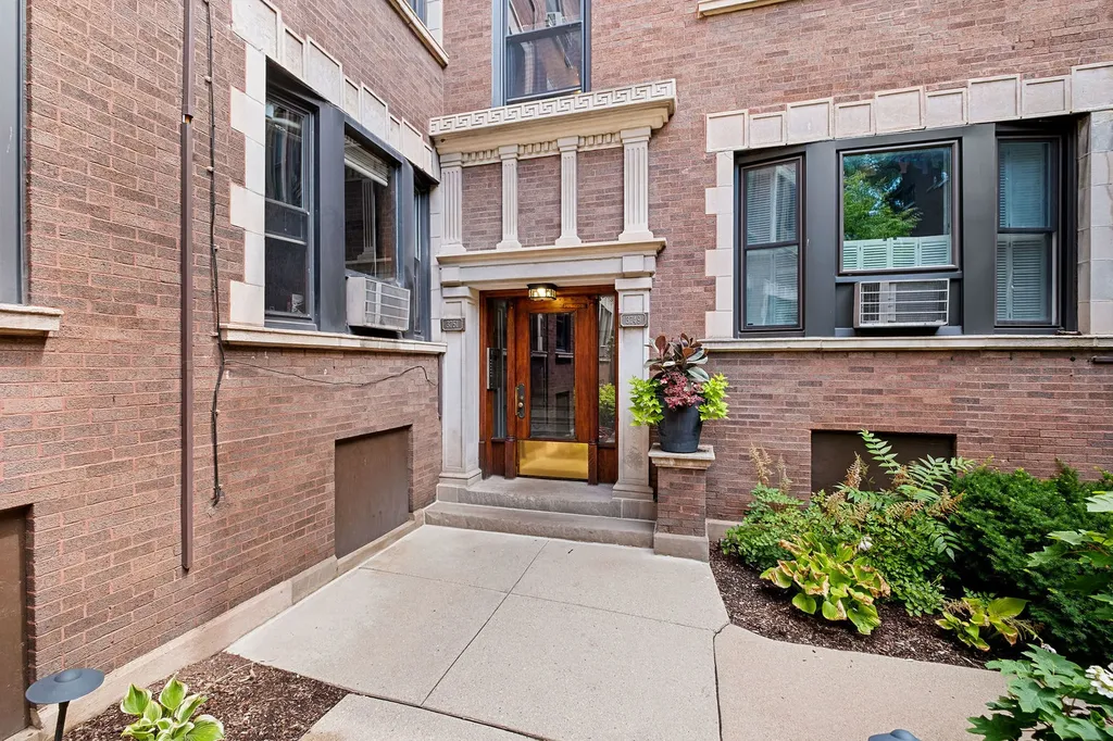 3749 North Pine Grove Avenue Chicago IL 60613