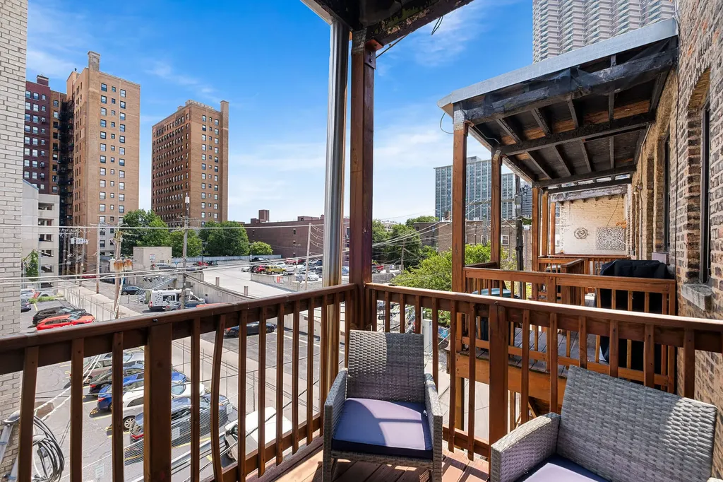 3749 North Pine Grove Avenue Chicago IL 60613