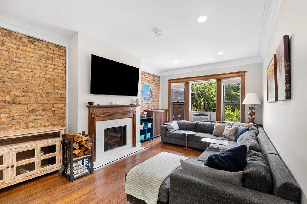 3749 North Pine Grove Avenue Chicago IL 60613