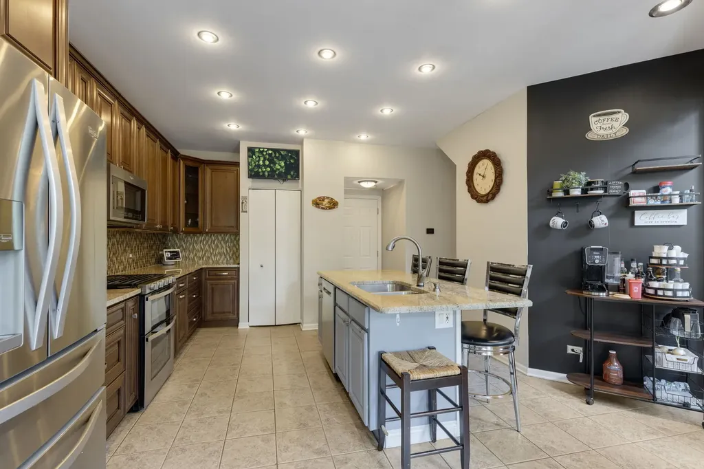 363 Aaron Lane Bolingbrook IL 60440