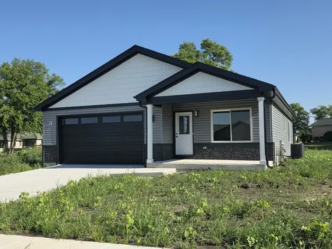 406 East Butler Avenue Grant Park IL 60940