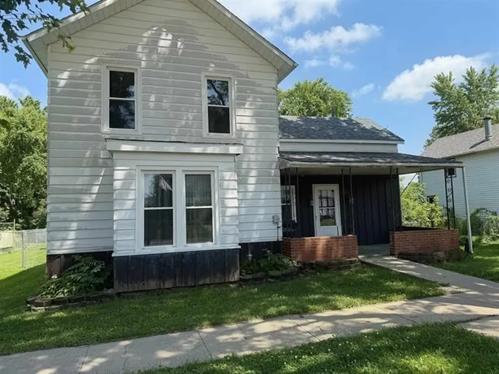 208 East Second Street Leaf River IL 61047