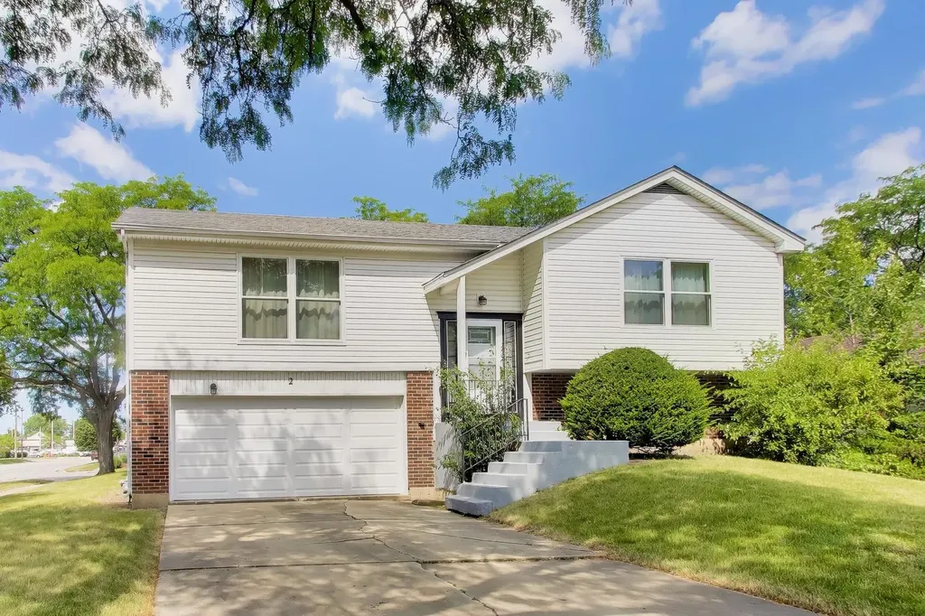 2 Oakmont Court Streamwood IL 60107