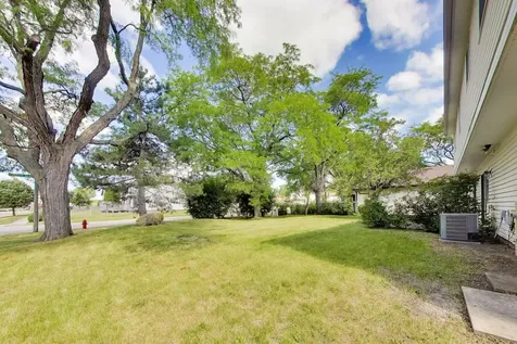 2 Oakmont Court Streamwood IL 60107