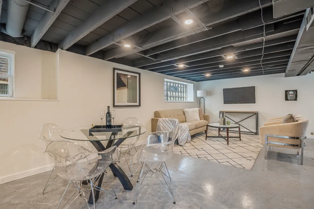 2724 North Mobile Avenue Chicago IL 60639