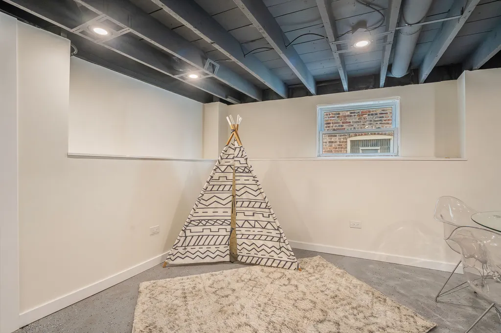 2724 North Mobile Avenue Chicago IL 60639