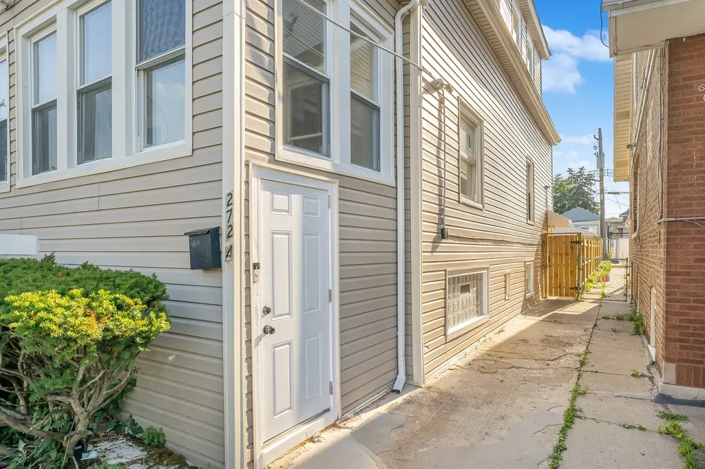 2724 North Mobile Avenue Chicago IL 60639