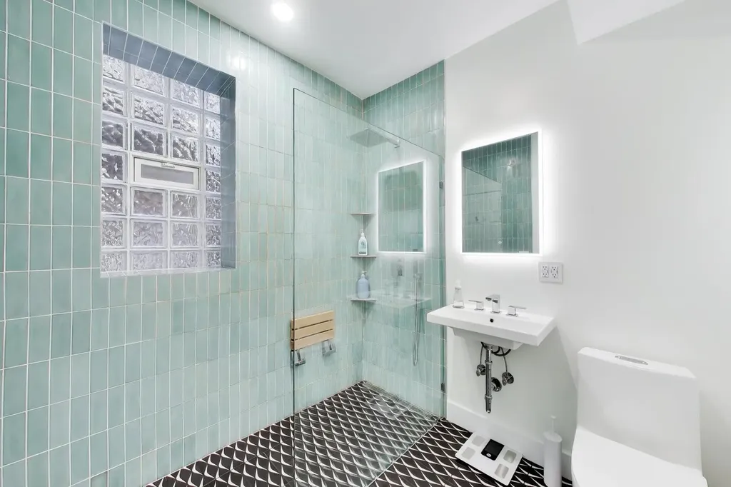 6160 North Winthrop Avenue Chicago IL 60660